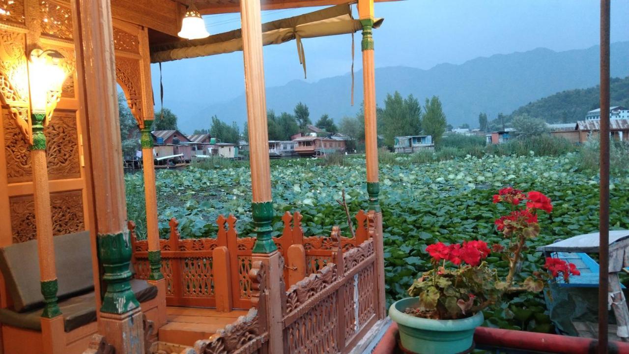 Houseboat New Suzan Hotel Srīnagar Exterior foto