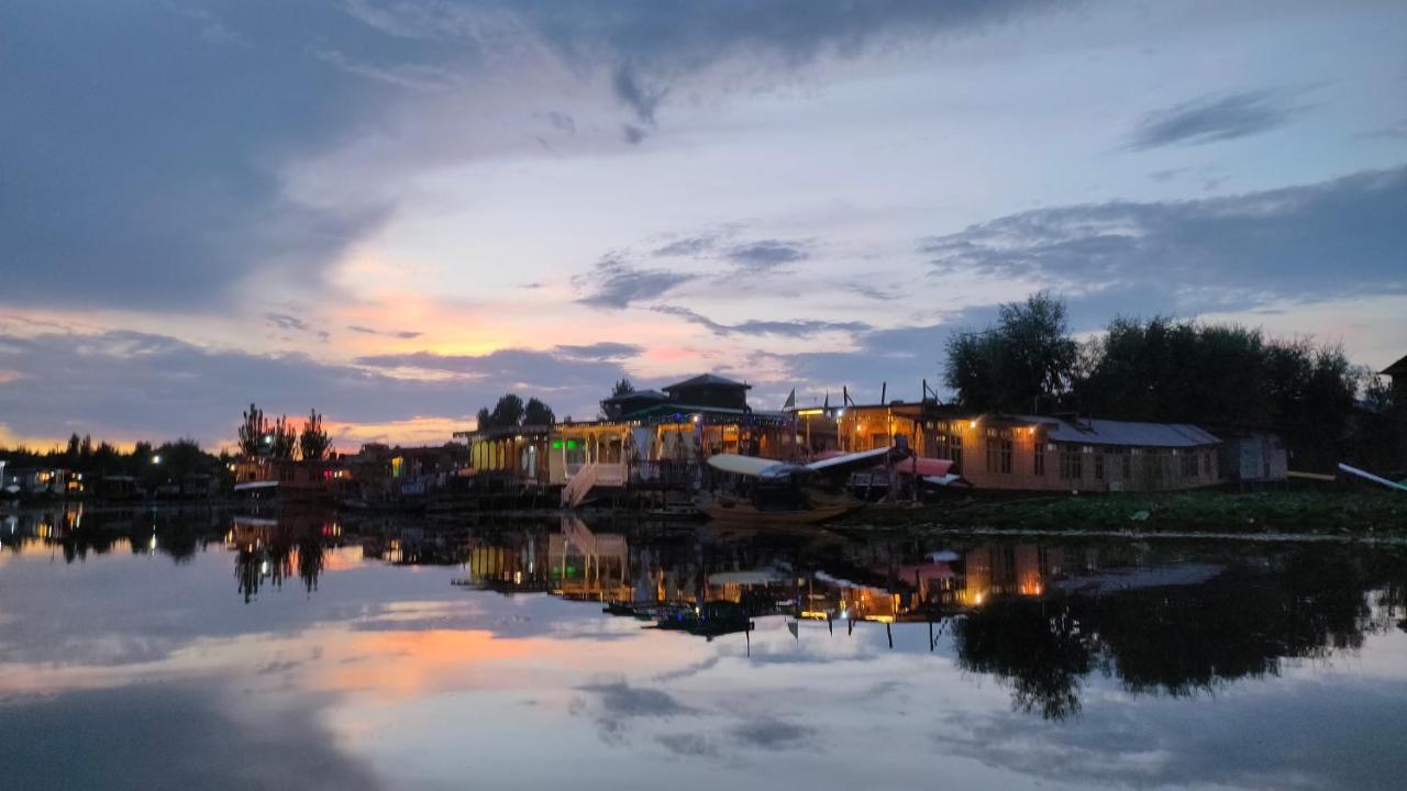 Houseboat New Suzan Hotel Srīnagar Exterior foto