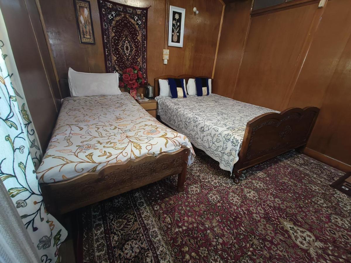 Houseboat New Suzan Hotel Srīnagar Exterior foto