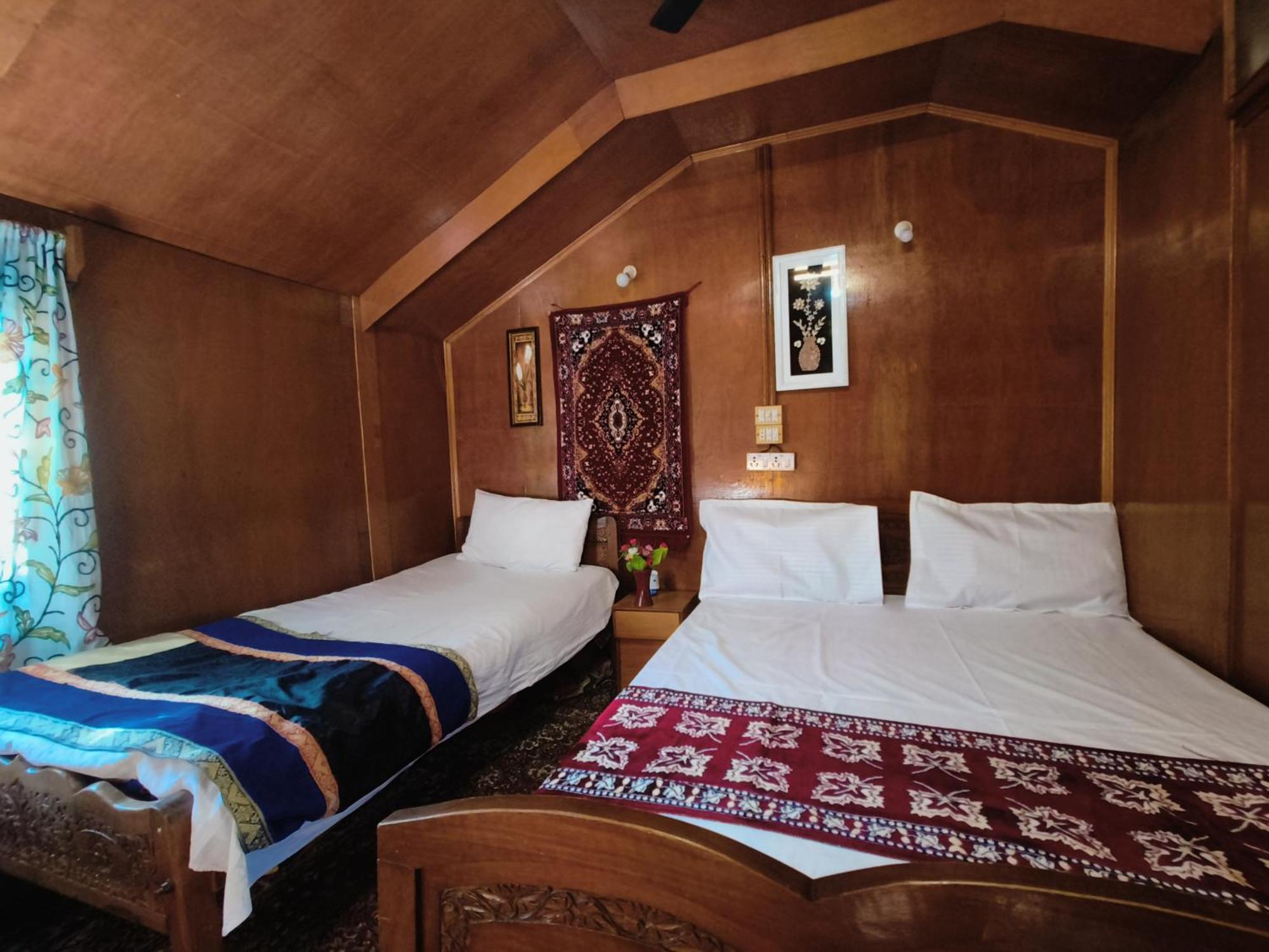 Houseboat New Suzan Hotel Srīnagar Exterior foto