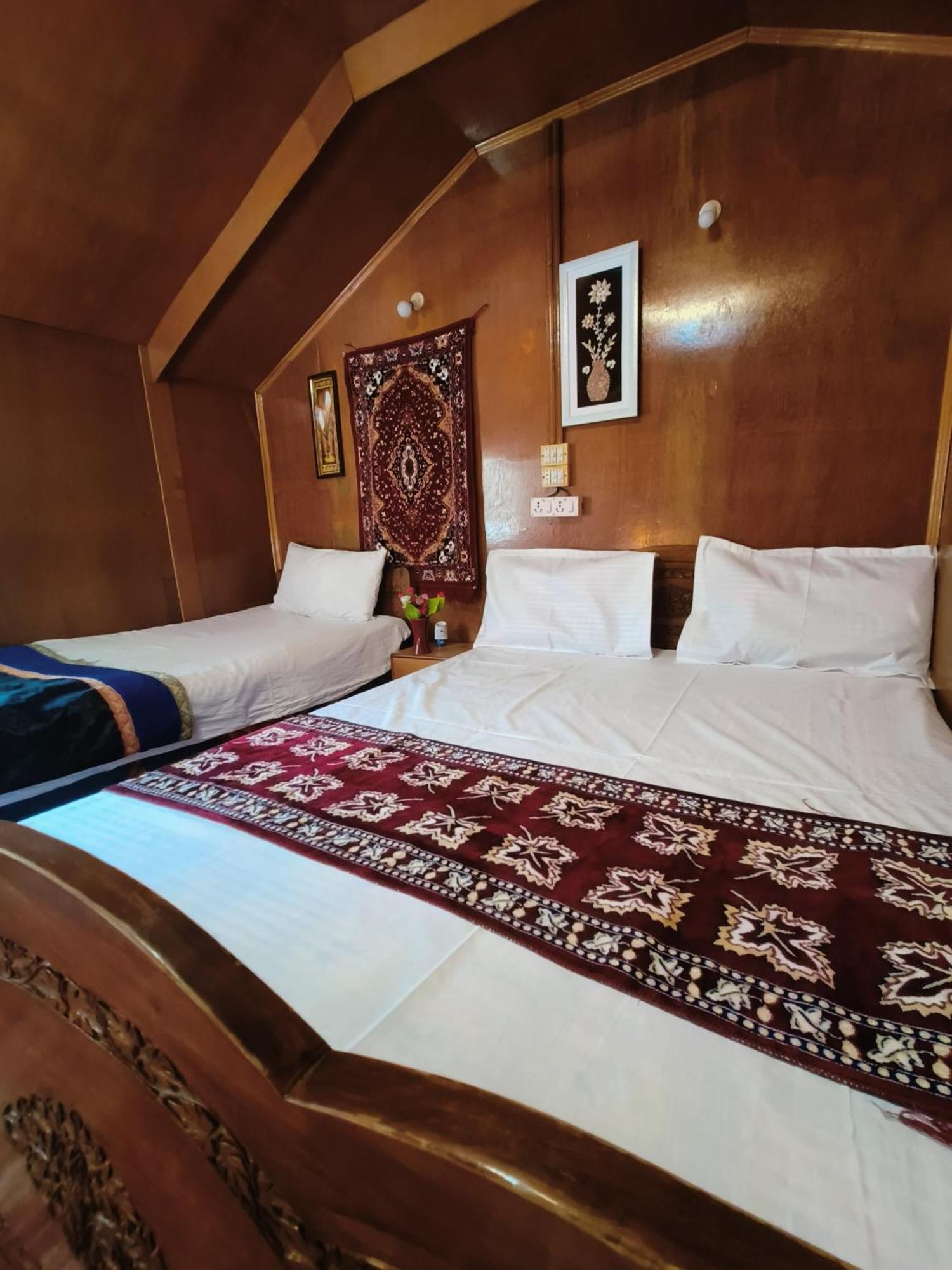 Houseboat New Suzan Hotel Srīnagar Exterior foto