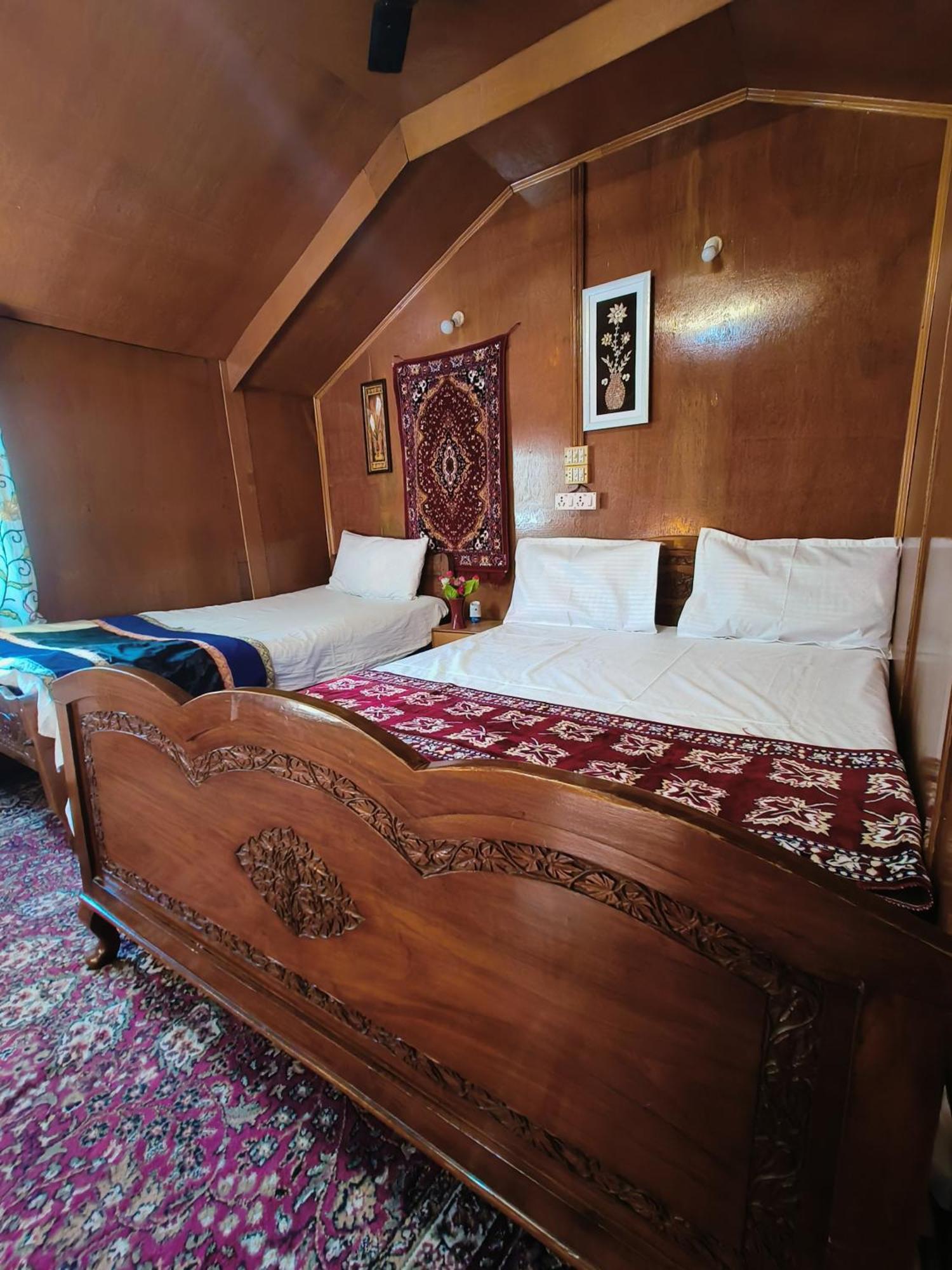 Houseboat New Suzan Hotel Srīnagar Exterior foto