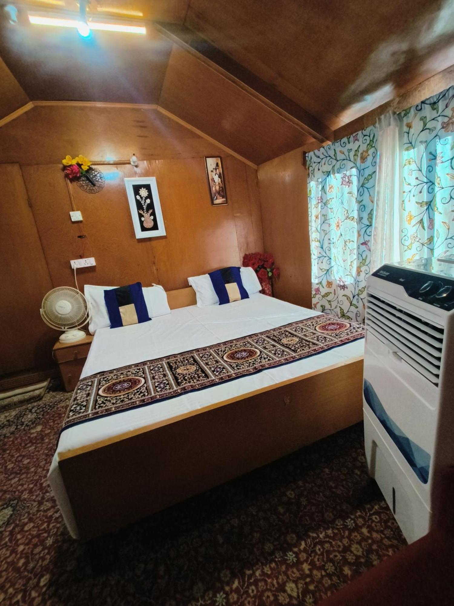 Houseboat New Suzan Hotel Srīnagar Exterior foto