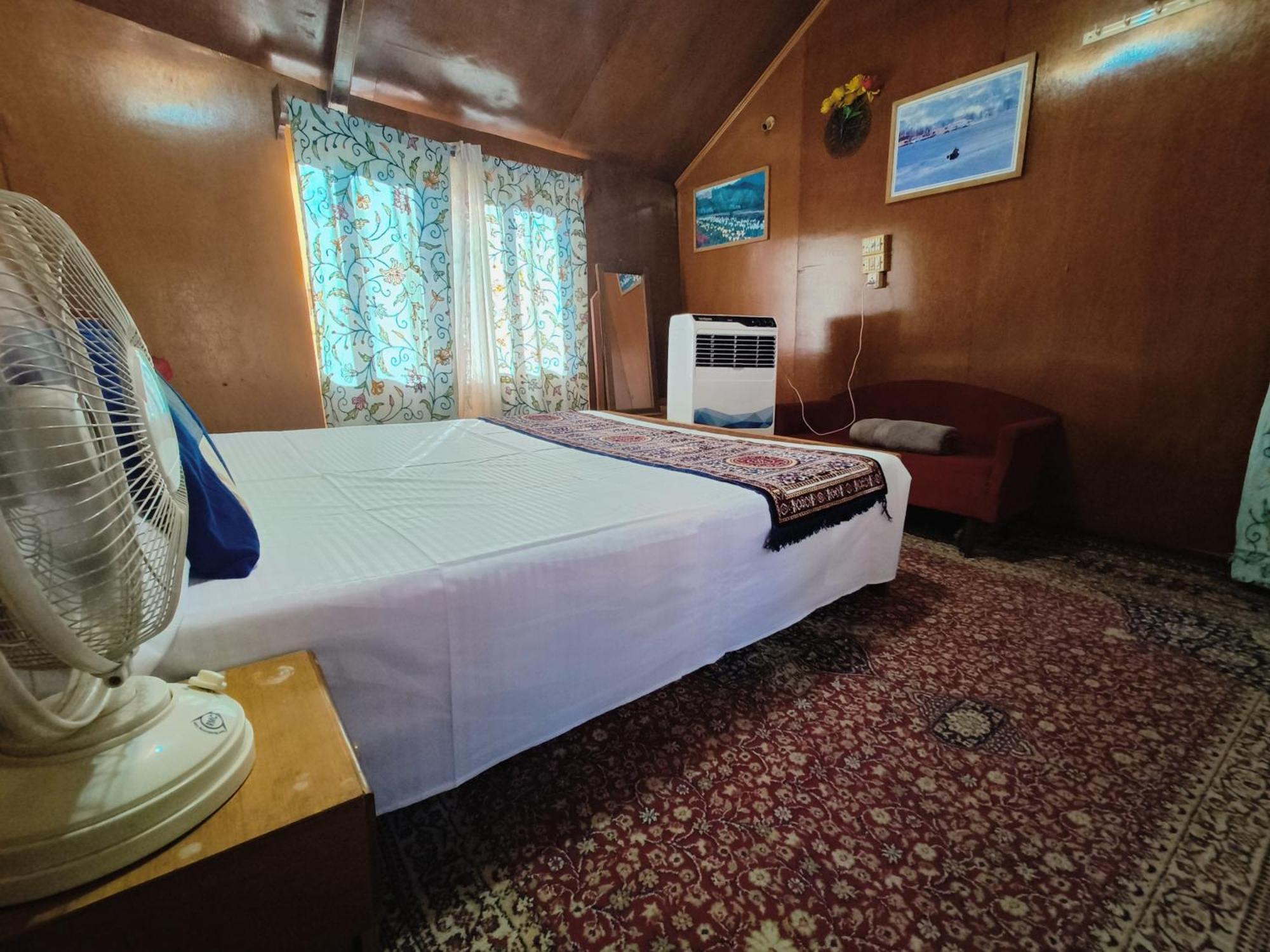 Houseboat New Suzan Hotel Srīnagar Exterior foto