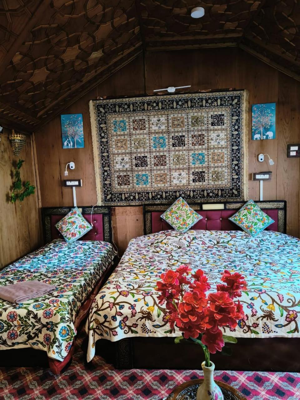 Houseboat New Suzan Hotel Srīnagar Quarto foto