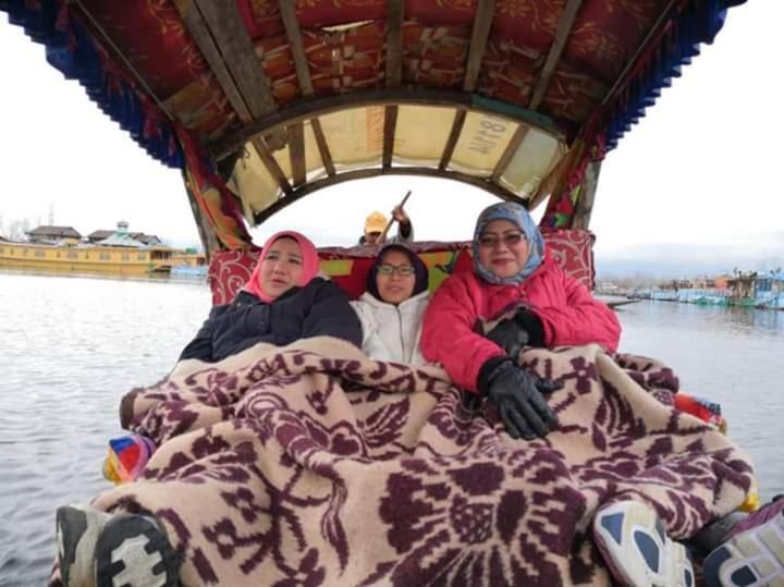 Houseboat New Suzan Hotel Srīnagar Exterior foto