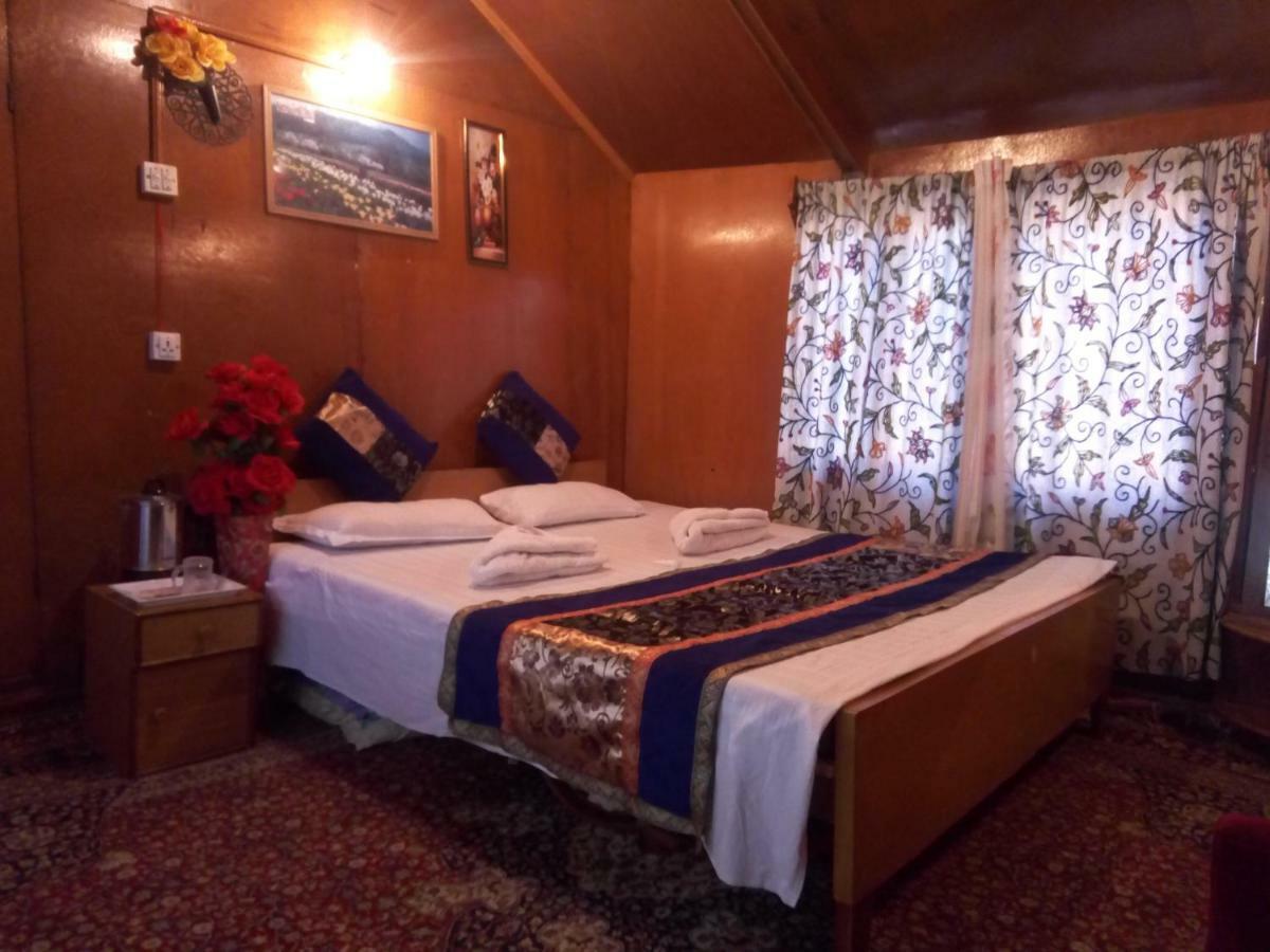 Houseboat New Suzan Hotel Srīnagar Exterior foto